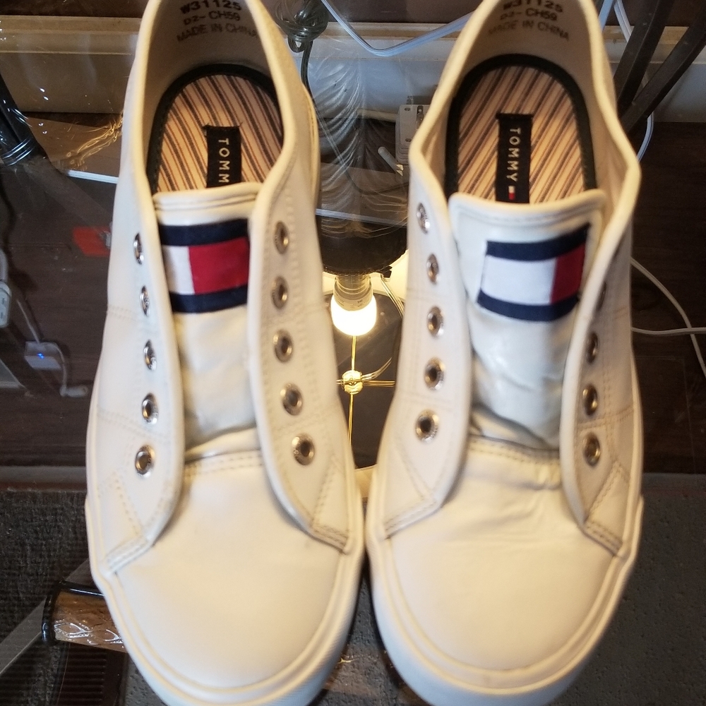 WOMEN'S FAUX LEATHER TOMMY HILFIGER SNEAKERS SZ.8